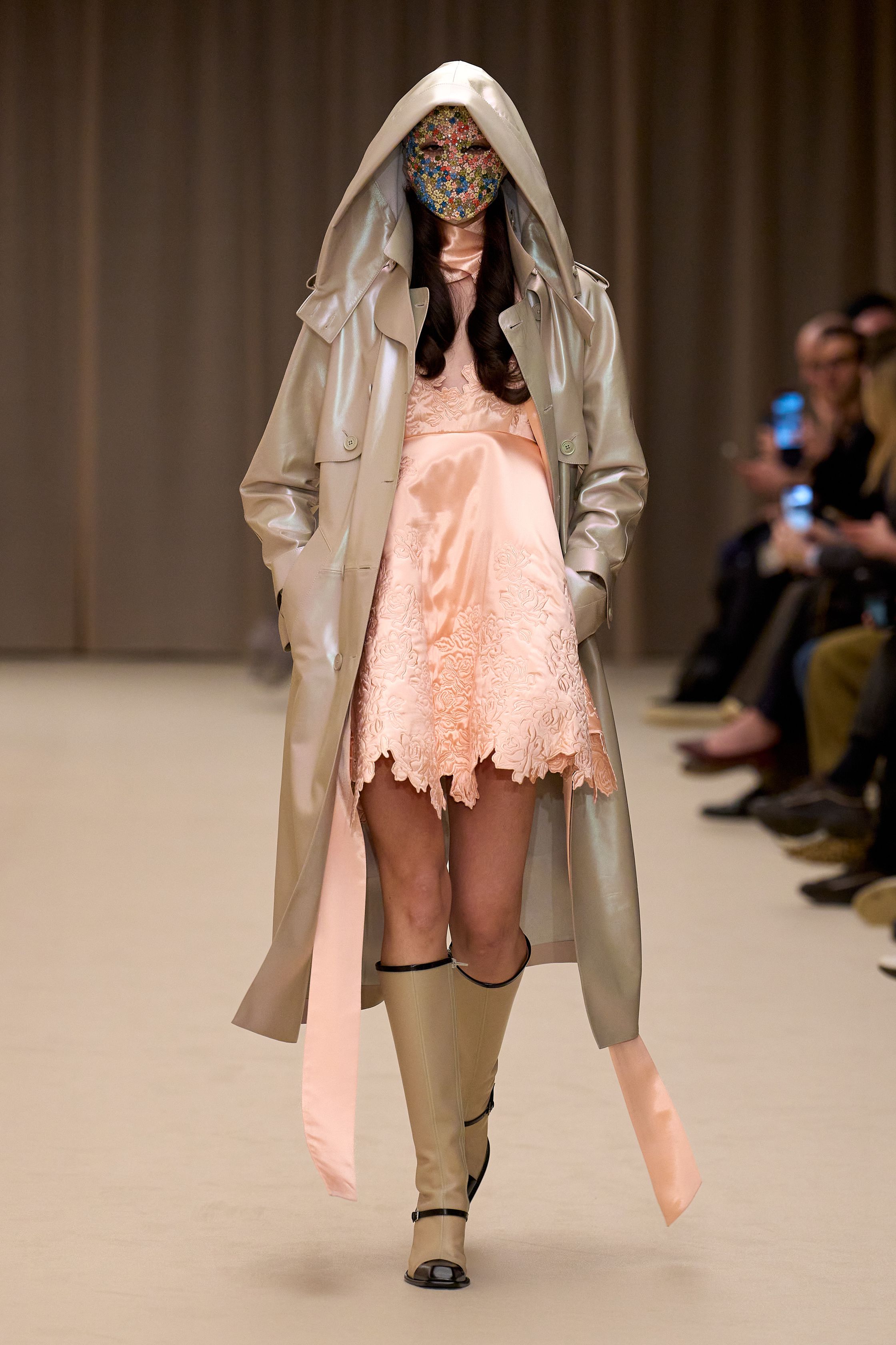 McQueen 本季延续品牌标志性的暗黑浪漫：收腰短裙套装、雕塑感肩线、精致刺绣礼服与戏剧化斗篷让整场秀充满哥特式戏剧张力。细腻蕾丝、金属光泽和建筑般轮廓塑造出强烈女性力量，同时保留麦昆一贯的浪漫与神秘-顽石频道趋势研究